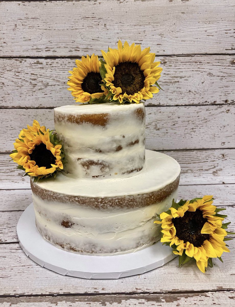 veronicaxxxooo's tweet photo. My job is done 🌻🐶🐱💗👻#SunflowerCake #halloweenCookies #SpiderWebHalloweenShowerCake https://t.co/FDVuwwhg3G