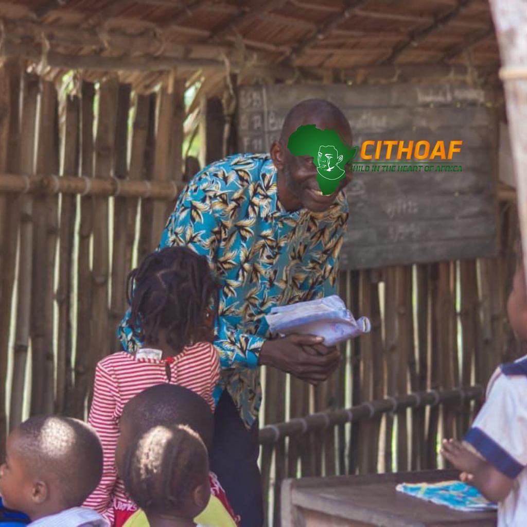 cithoaf's tweet photo. la distribution s'est effectuée jusqu'aux élèves de la Quatrième année primaire qui n'avaient pas jusque là les sacs à leur possession.

# Remarques :

Soucieux d'encadrer et d'enseigner ces enfants, le Directeur et enseignants se voient dans les difficultés dont les salles https://t.co/gMLEoCbWAp