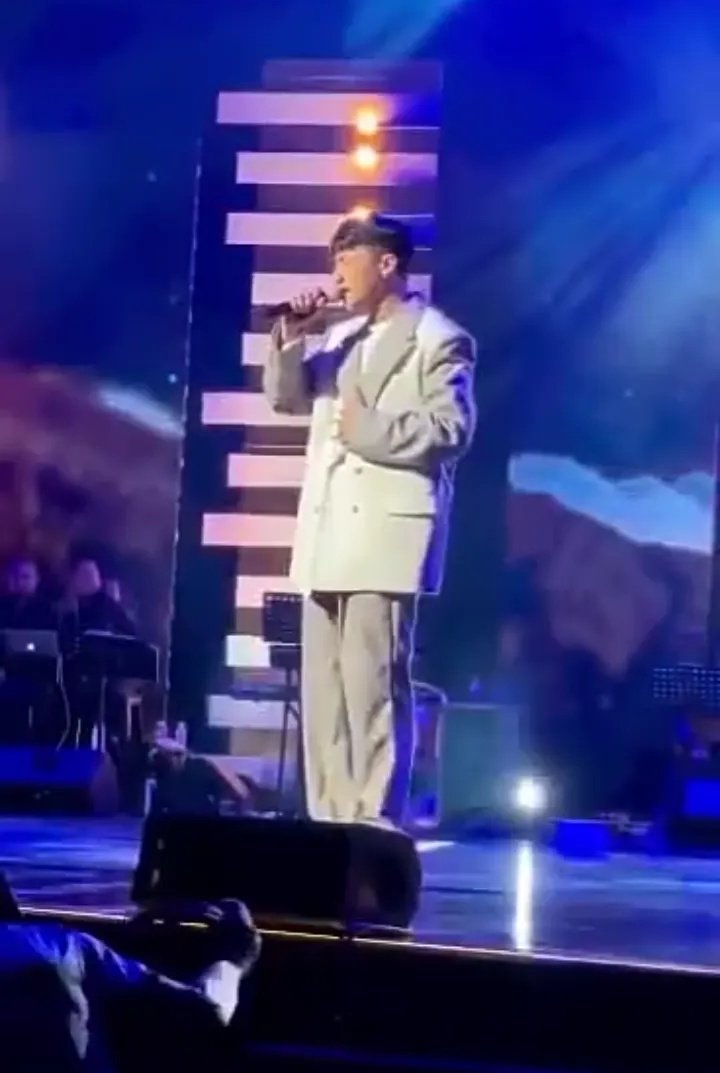 iLoveDarren_24's tweet photo. Thank you so much for tonight D! Sobrang pinasaya mo ko!Napanood na kita ng LIVE may mga RTs and likes pa!ππ Take a good rest and sleep well D! Love youuu and I'm so proud of youuu!! You're the best talaga!π€πβ€οΈ
DARREN WITH MR MUSIC
#DARREN @Espanto2001
#JM20Years https://t.co/zt1Som4qhh