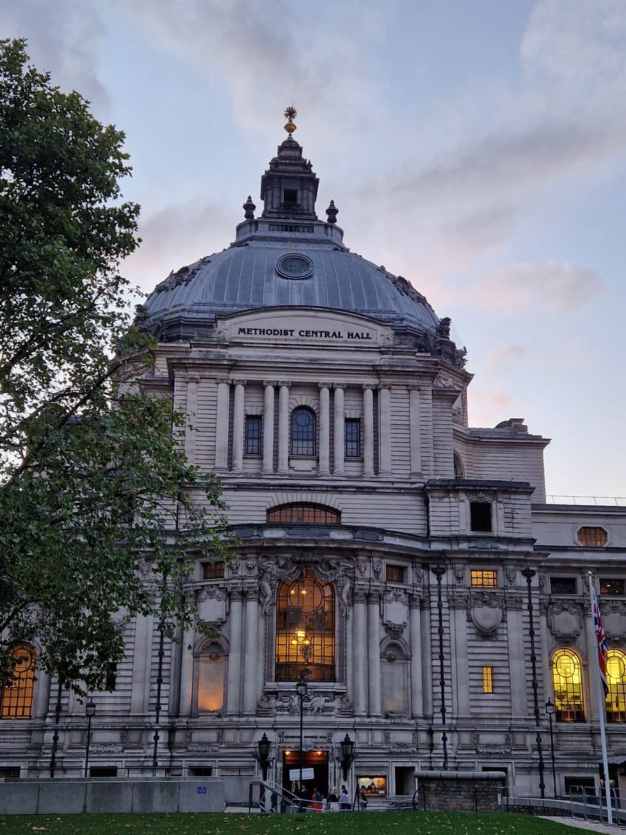 CILEXLawyers's tweet photo. As the sun sets on another brilliant CILEX graduation ceremony, we want to give a big thank you to everyone for coming along. Congratulations to all of our graduates, enjoy the celebrations! 🥂 #CILEXGraduation https://t.co/CgONed2rYB