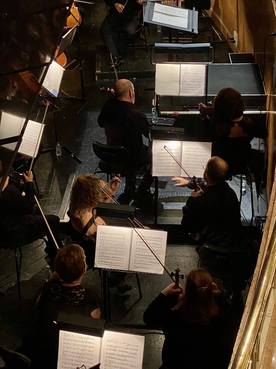 OFIL_Orquesta's tweet photo. 🎼 Nos despedimos de Norma, Adalgisa, Pollione (@JosebrosT, enhorabuena por tus 50 funciones en @operaoviedo), Oroveso, Clotilde y Flavio. Del maestro @RBalsadonna, del alumnado @CONSMUPA que nos ha acompañado en banda interna y del foso de Irminsul. #OFILcontigo @culturaoviedo https://t.co/2LF64BBPT0
