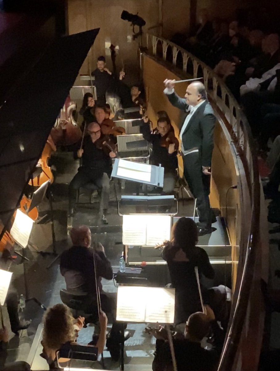 OFIL_Orquesta's tweet photo. 🎼 Nos despedimos de Norma, Adalgisa, Pollione (@JosebrosT, enhorabuena por tus 50 funciones en @operaoviedo), Oroveso, Clotilde y Flavio. Del maestro @RBalsadonna, del alumnado @CONSMUPA que nos ha acompañado en banda interna y del foso de Irminsul. #OFILcontigo @culturaoviedo https://t.co/2LF64BBPT0