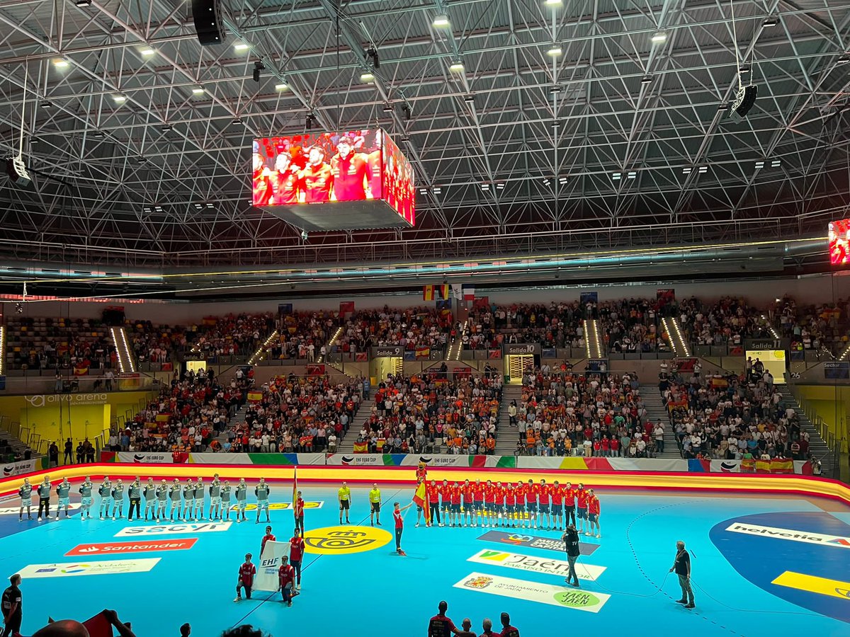 blazquezbalonma's tweet photo. Jaén ha respondido a la llamada de los #Hispanos🇪🇸 con creces, y me siento muy feliz por ello, por la apuesta de @AytoJaen @dipujaen y @AndaluciaJunta por este evento y porque el público lo merecía. ¡Disfrutemos todos juntos de un gran partido! https://t.co/L4hjKPPBU7