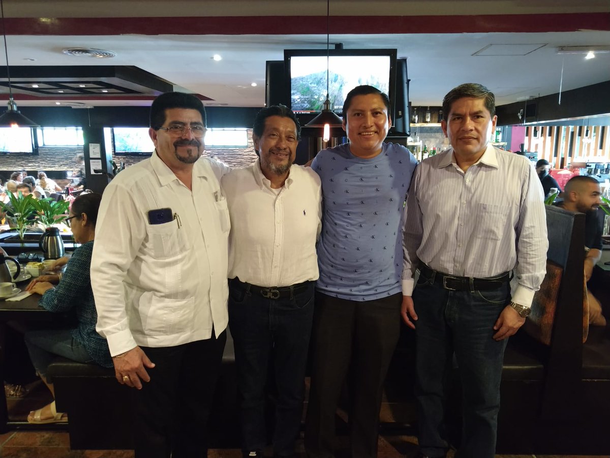 #Educación Un gusto coincidir y felicitar al Colega MGA. <a href="/alvarxavier/">Alvar Xavier Ortiz C</a> distinguido miembro del <a href="/COMAPPCancun/">COMAPP</a> le deseamos éxito ante sus nuevos retos profesionales. Presentes los Académicos <a href="/gemar66/">Dr. Germán Gabriel Marín Echeverría</a> y <a href="/M_A_P_P/">Manuel Pech Palacio</a> Rector de la <a href="/UPQROO/">UPQROO</a> En horabuena querido Maestro. #QuintanaRoo primero.