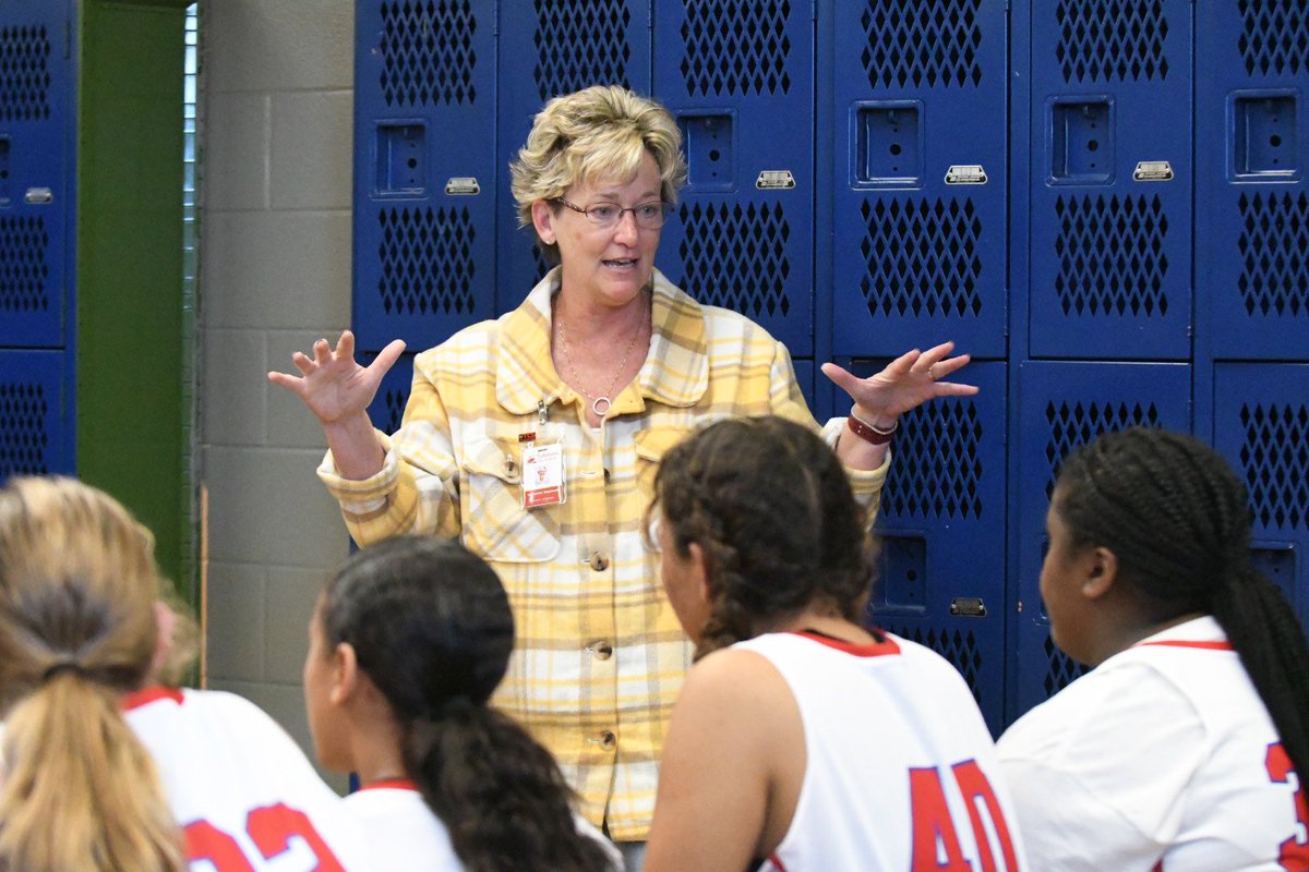 ErinNDouglas10's tweet photo. 1, 2, 3, EAST!

Some wise words from @DrCatStephens after East’s big win over Liberty in the Tullahoma play day. East Varsity is 3-0 so far this week with a win on Thursday and two today. https://t.co/6HNboA5eDD