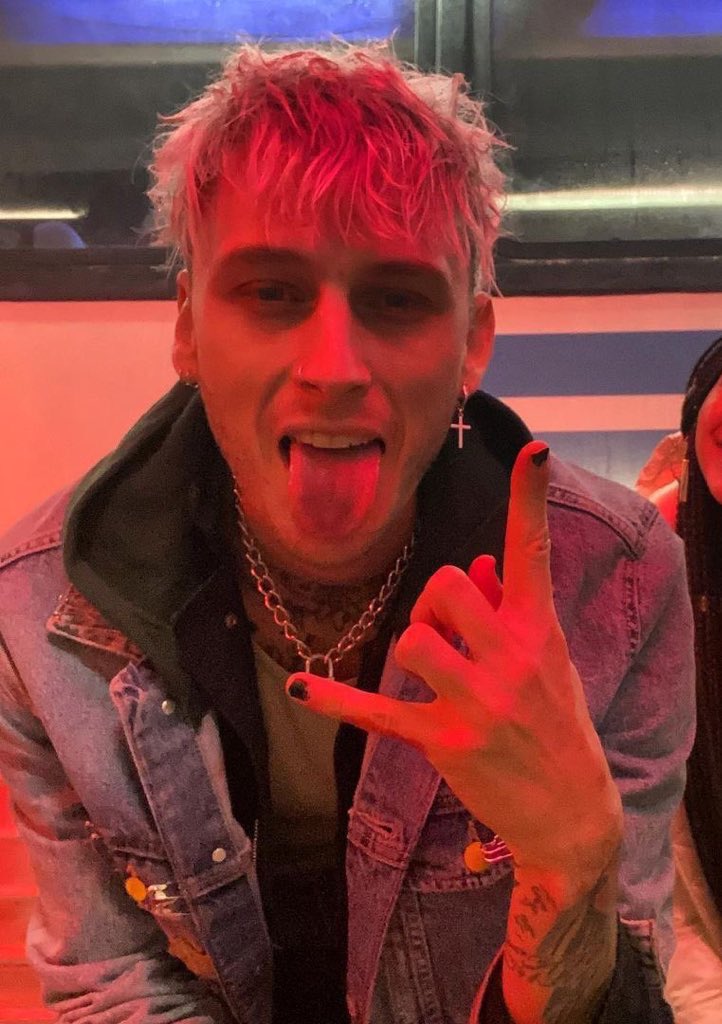 estpositivityxx's tweet photo. I’m voting for Machine Gun Kelly for Favorite Rock Artist at the #AMAs https://t.co/15QVbnUIKY