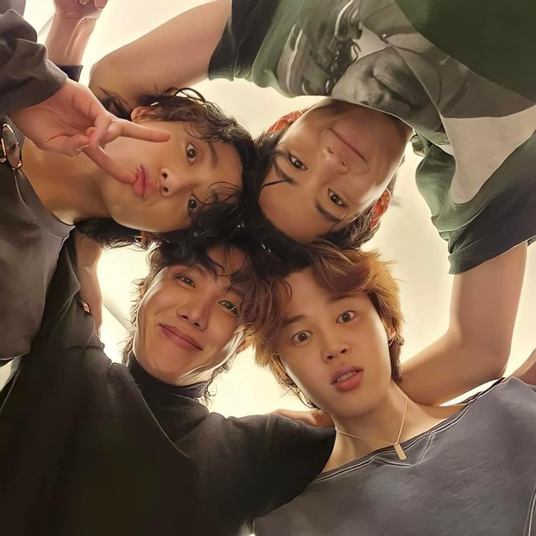 Reinekaae's tweet photo. Can they be any cuter? 🥰😇💜💫 My heart is full this morning after chaos and cancellations for me overnight. 😵💫
#jungkook #taehyung #jhope #jimin #btsvlive #bts @BTS_twt https://t.co/g8YcU6qljr