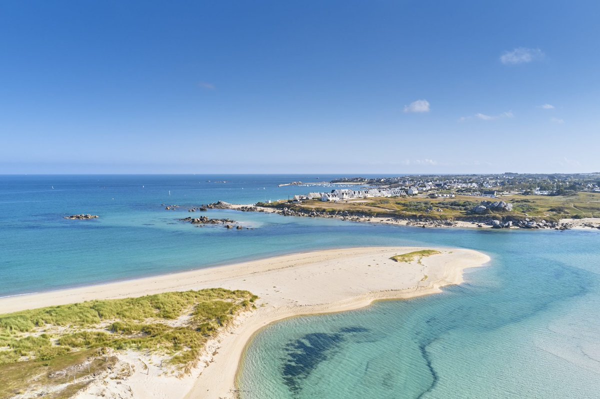 maeool's tweet photo. Dans le nord Finistère, la côte est tout autant magnifique qu'hostile aux cyclistes, 

avec à peu près zéro infrastructure cyclable de qualité pour relier les communes. 

@DamienLadan y a du taf 😅

@MairiePlouescat @GaelleColin1 https://t.co/r5d6hQo0fr