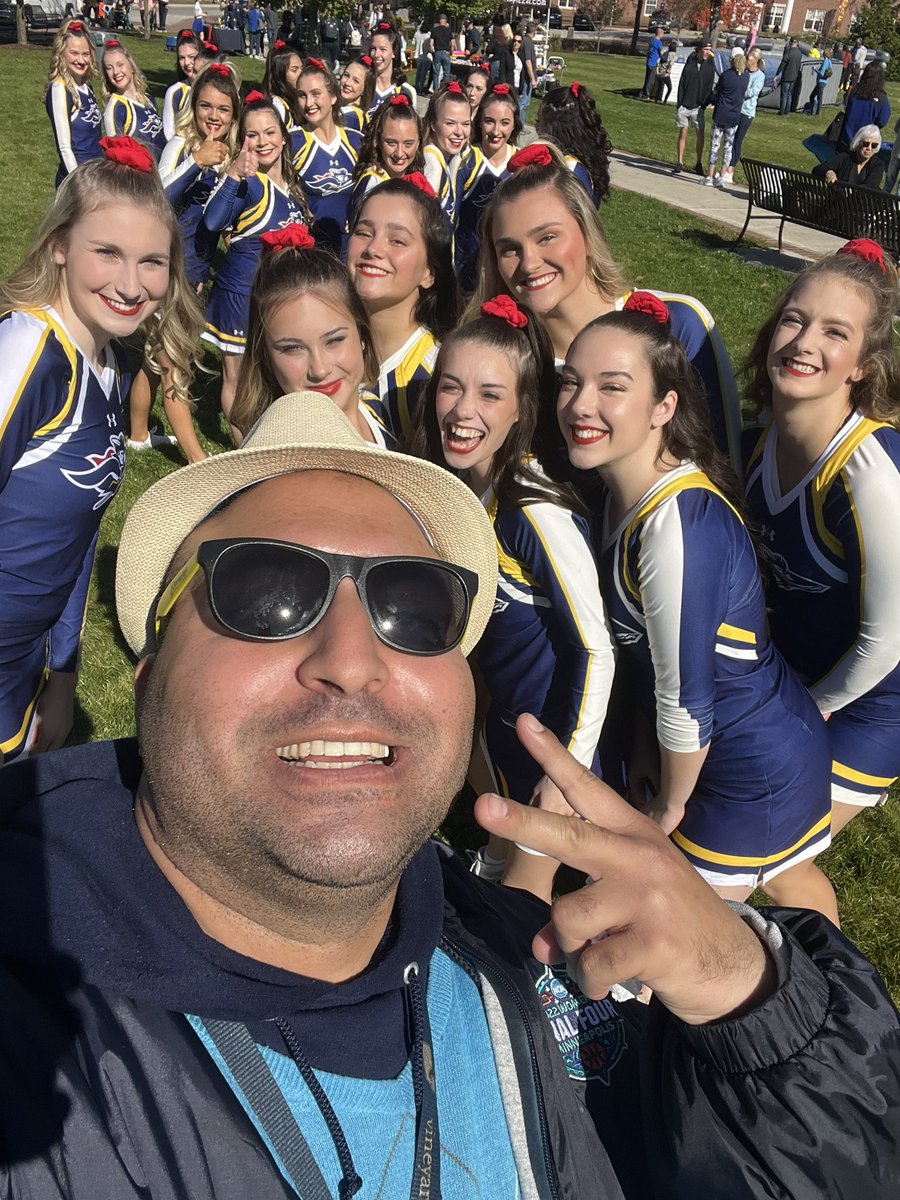 airhasiescardo's tweet photo. Hanging out with @SNHU_Cheer during the 2022 @SNHU Homecoming at Street Fair! Go @SNHU @SNHUalumni and @snhupenmen Go! #PenmenPride #SNHUHomecoming #GoPenmen https://t.co/Xmr2cRWJqv