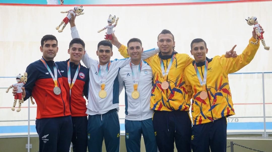infoadolfo's tweet photo. Argentina cerró la pista de los Juegos Odesur #ASU2022 con medallas!!!!
Oro en madison hombres para @nicolas_tivani y @tomascontte 
Plata en madison femenina para @CristinaGreve y @MariAguirre01 
Plata en Keirin para @leandrobottasso 

#VamosArgentina https://t.co/8cZqcZxcuM