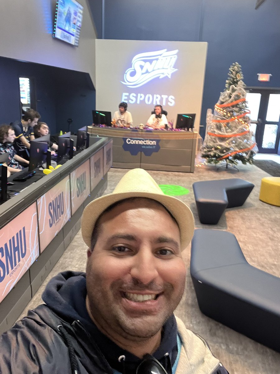 airhasiescardo's tweet photo. Excellent times inside @SNHUesports Facility during the 2022 #SNHUHomecoming this afternoon with @DavidDeAngelis and many others! #GoPenmen #SNHUAlumni #PenmenPride https://t.co/YQ8vnzUmr1
