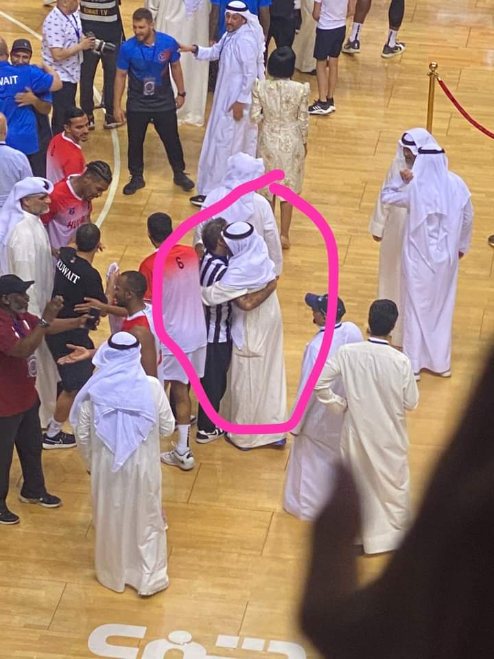 @Maro283M The president of the
Kuwait club hugs the Saudi referee in appreciation of his efforts!! 
The task was completed successfully.
The match was between Al-Ahly and the match referee!!
#فشل_البطولة_العربية_للسلة
#البطوله_العربيه