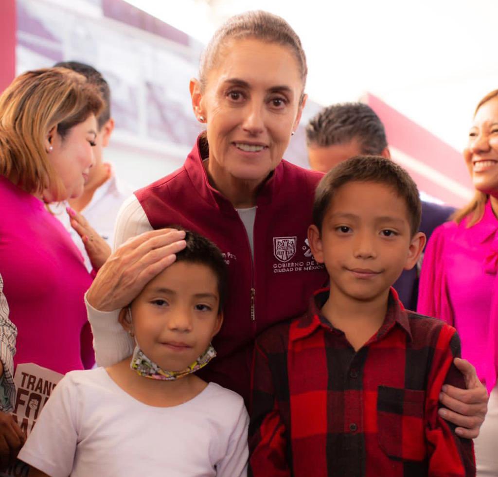 Claudiashein's tweet photo. Qué gusto encontrarme con Camila y Armando; hace 3 años nos conocimos en un Tequio en la U. Habitacional Xochináhuac y hoy me acompañaron a rendir cuentas en Azcapotzalco, fueron mis invitados especiales. https://t.co/BpSfSKmIAg