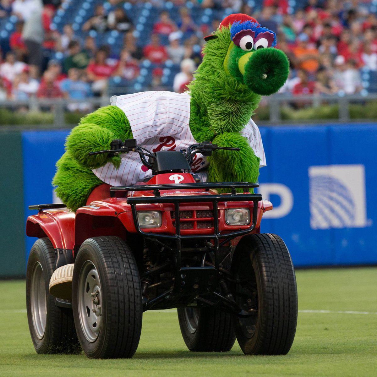 WeirdMascots's tweet photo. Philadelphia Phillies mascot "Phillie Phanatic" https://t.co/0nIMPl97cX