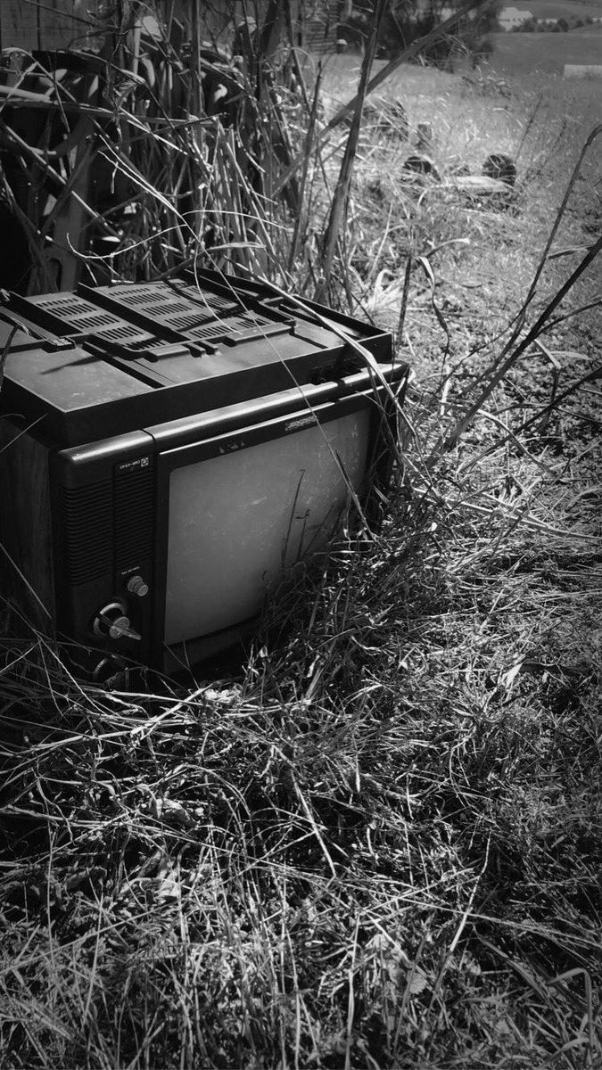 Spooky!! 
#spookyfarm #oldtv #blackandwhitephotography #weird #rundownphotoopp #observe #spookymonth #artistsoninstagram #artiseverywhere #looksee #ashleymccoyarts #blackandwhitetv #abandoned #noir