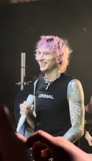 emmaXXmarie's tweet photo. I’m voting for Machine Gun Kelly for Favorite Rock Artist at the #AMAs https://t.co/beVLVhvlPt