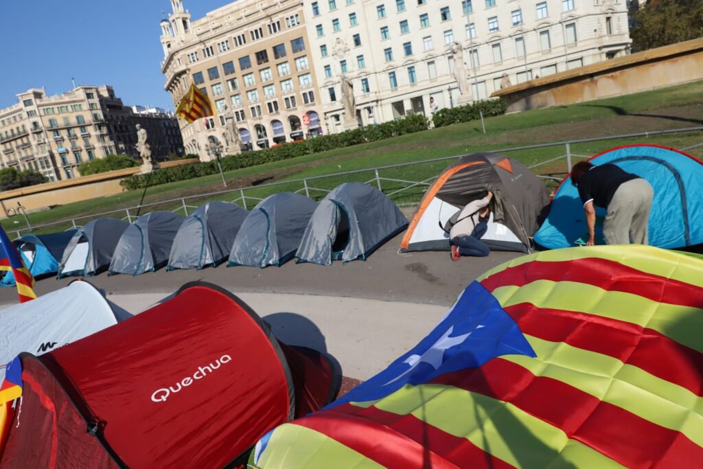 A mi això més que una acampada política em sembla una exposició de tendes bàsiques del Decathlon en oferta.