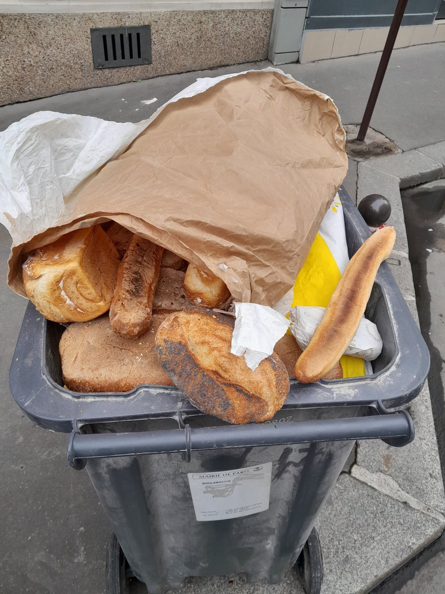 Treizapied's tweet photo. La fin de l'abondance. La faim de l'abondance ?
#Paris #2022 https://t.co/n1uPaaqQoC