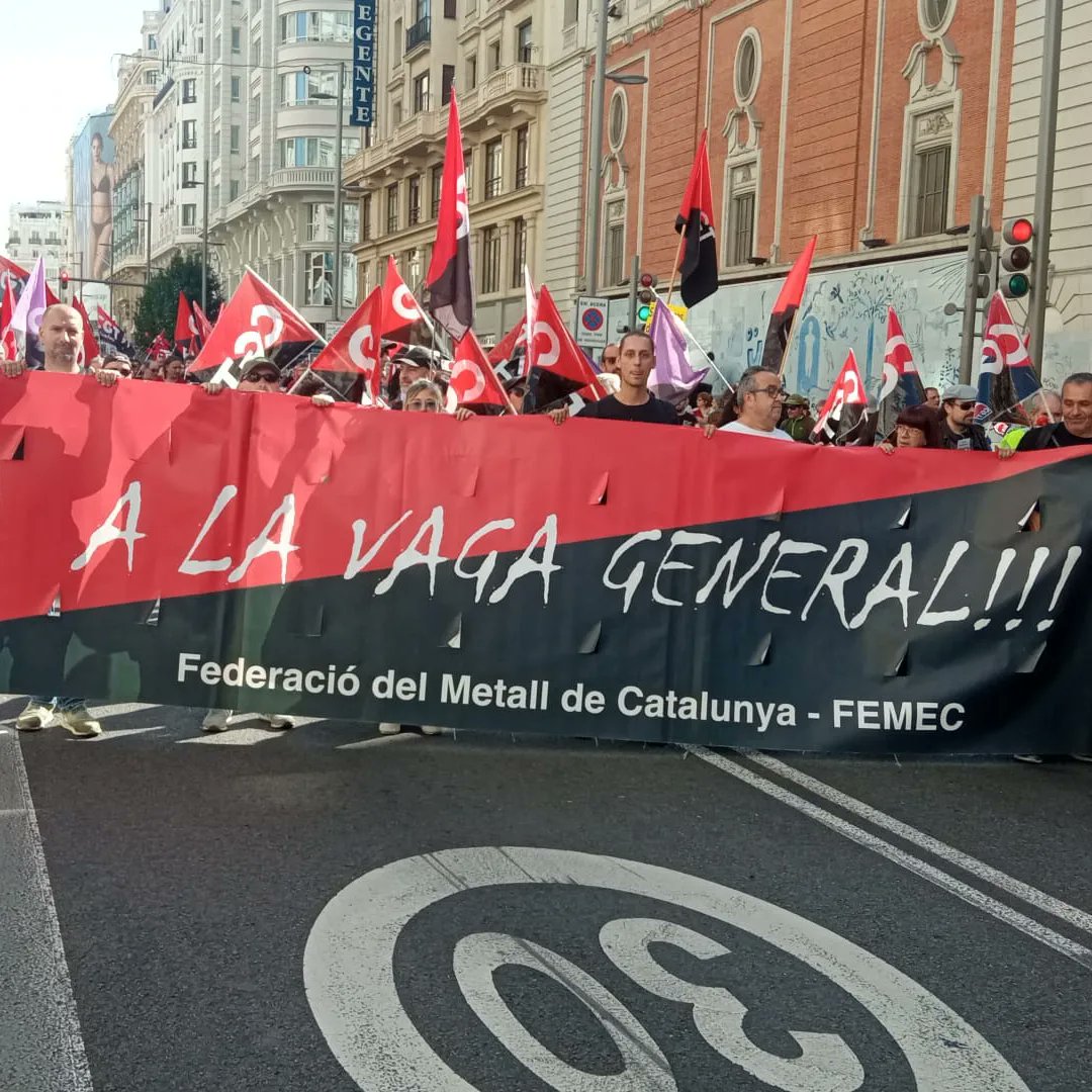 cgtmetallbcn's tweet photo. Demostració de força de la classe treballadora.
La gent prén els carrers de la capital de l estat.
Si ells no volen pujar els salaris i les pensions... ho farem nosaltres
#CGT #Metall  🏴🚩🏴🔗⚒️⚙️💥💪
#mareapensionista
#15oct https://t.co/fC6lHlVC9U