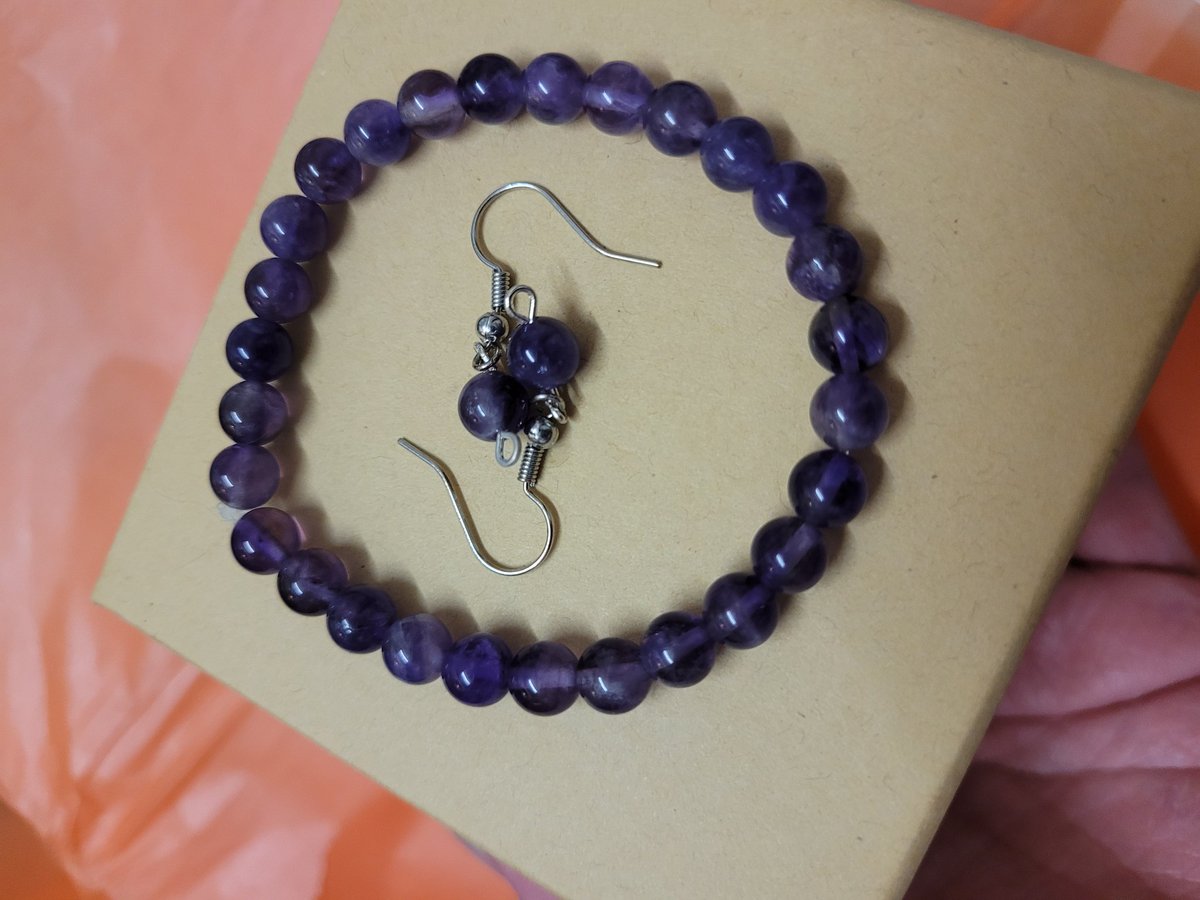 Thetigriseye's tweet photo. Amethyst bead bracelet and earring set - handmade. Comes in a little box and wrapped with tissue paper inside. £15 per set
#craftbizparty #crystalbracelets #handmade #crystals #gifts https://t.co/DjhRnAz8f0