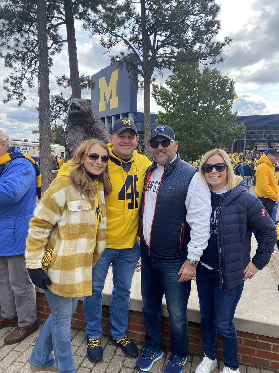 MiMaShopStyle's tweet photo. When your work friends come to town and root for the other team #bighouselive  #GoBlue https://t.co/fnzsDBrLqc