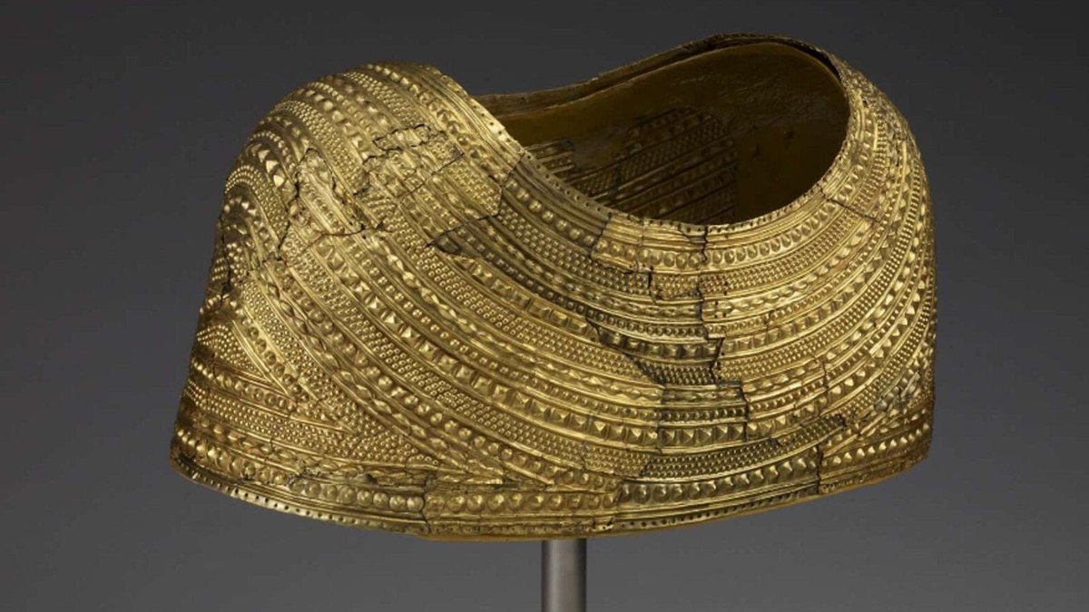 Nrken19 on Twitter "Middle Bronze Age gold cape found in Wales."