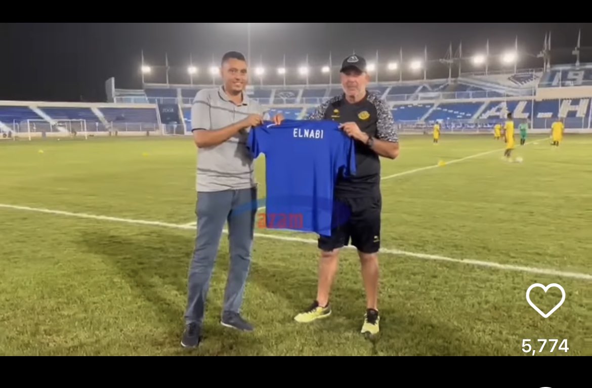 privaldinho's tweet photo. Fairplay. Watu wana furaha, hata Al Hilal wanafuraha. Kila mtu anaipenda Yanga SC. Al Hilal wamekabidhi jezi kwa Profesa Nabi kuonesha heshima. Yanga inaheshimika https://t.co/dtwqow7R4F