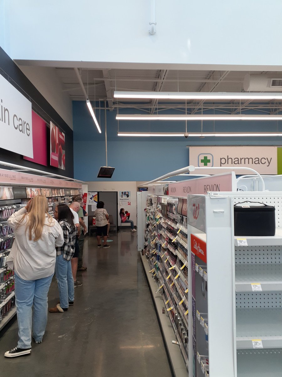 BethWaldron's tweet photo. Shortage of applicants? In Chapel Hill where there's a School of Pharmacy.🤔Telling. Another pharmacy says it's taking 3 WEEKS to get prescription transfers from @Walgreens for customers wanting out. Patients just need their medication &amp; jump thru hoops at every stage in HC. https://t.co/glyRatVO2R