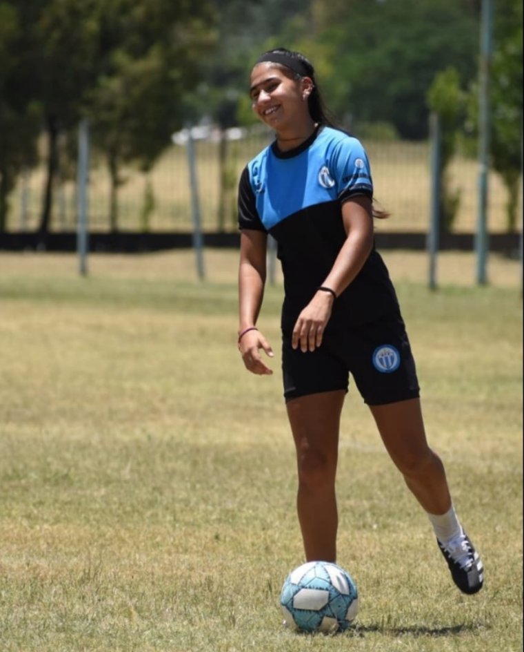 SMeresman's tweet photo. ✍️ #JulianaGómez tenía 20 años, jugaba al fútbol en la Tercera División de Argentina y murió en un siniestro vial cuando volvía de disputar un partido en un auto particular. 

Escribí para @EFEnoticias sobre las condiciones de su fallecimiento: https://t.co/0rdnLfg6AT
(Hilo 1/3) https://t.co/GTU9xnlpLj