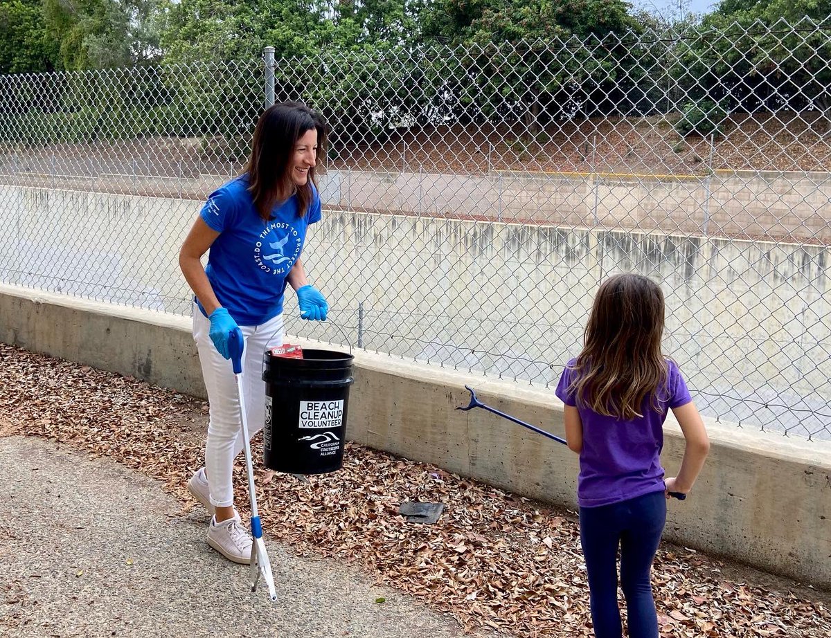 Despite the gloomy weather, volunteers turned out and removed 550 pounds of trash, preventing it from entering into Upper Newport Bay. Thank you to our partners @OCCoastkeeper for another successful cleanup in #CostaMesa. #DoTheMostProtectTheCoast