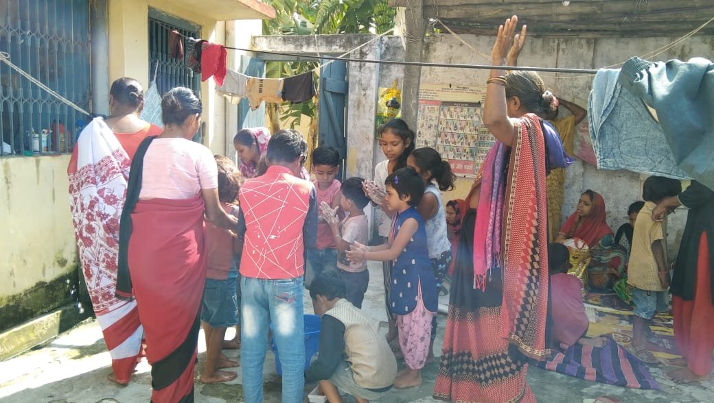 Icdssamastipur1's tweet photo. #WorldHandwashingDay विभिन्न आंगनवाड़ी केंद्रों पर हाथ धुलाई दिवस 2022 के अंतर्गत बच्चों एवं अभिभावकों को हाथ धुलाई से संबंधित जानकारी प्रदान की गई जिसमें सेविकाओं द्वारा हाथ धुलाई के विभिन्न चरणों की प्रक्रिया से अवगत करवाया गया| https://t.co/XfxH0STEC9