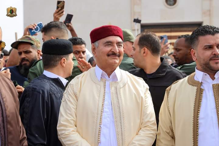 فضلًا و ليس أمرًا غردوا على هذا الوسم 👈🏻 #حفتر_حبيب_الشعب 👉🏻، أغيضوا قشاري البصل و المطبسين للأتراك. #ليبيا #الجيش_قادم