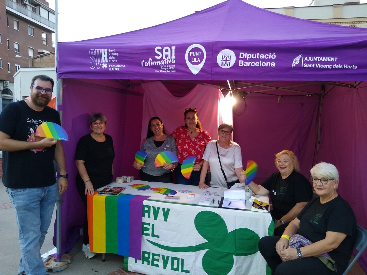 StVicencECPodem's tweet photo. 😍Preciosa vesprada celebrant la tornada de les Festes del Trèvol!☘️ On les més petites/ts han pogut gaudir creant les seves propies manualitats🎨 i de l'increïble espectacle de màgia🧙 d'en @MagKenai L'enhorabona Associació de veïns/es de El Trèvol per l'èxit i l'organització!💜 https://t.co/s7OEVMbfFM