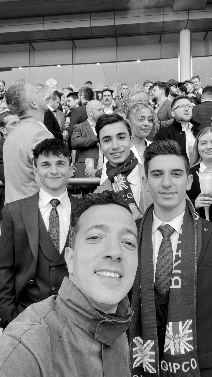 Bugun Ascota  Baaeedi gormeye gitmistim ama Turkiyeden gelen apranti kardeslerimiz ile gunu gecirmek onlari gormek cok daha keyifli idi , pirlanta gibiler insallah cok calisip cok iyi yerlerde olacaklar <a href="/efeakpinar58/">Efe Akpınar</a> @Kadir87521036 <a href="/CanerYl39620880/">Caner Yıldırım</a>