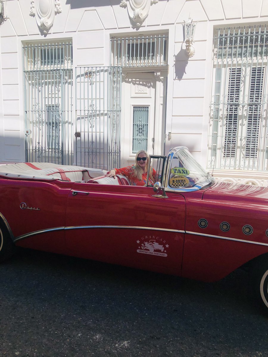 Jorge_tour_tips's tweet photo. Awesome panoramic city tours in old American convertible cars starting from @vapor156 https://t.co/VOtDK9VBz0