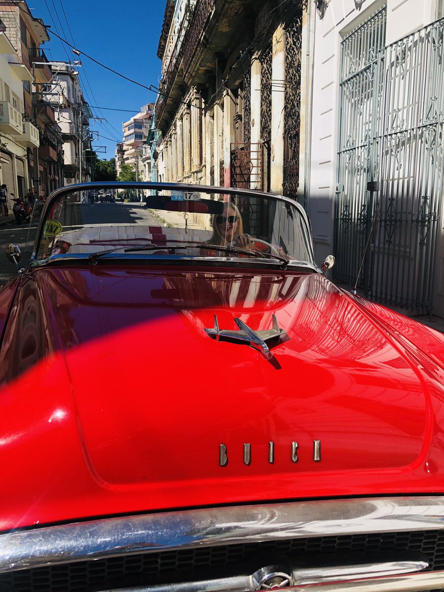 Jorge_tour_tips's tweet photo. Awesome panoramic city tours in old American convertible cars starting from @vapor156 https://t.co/VOtDK9VBz0