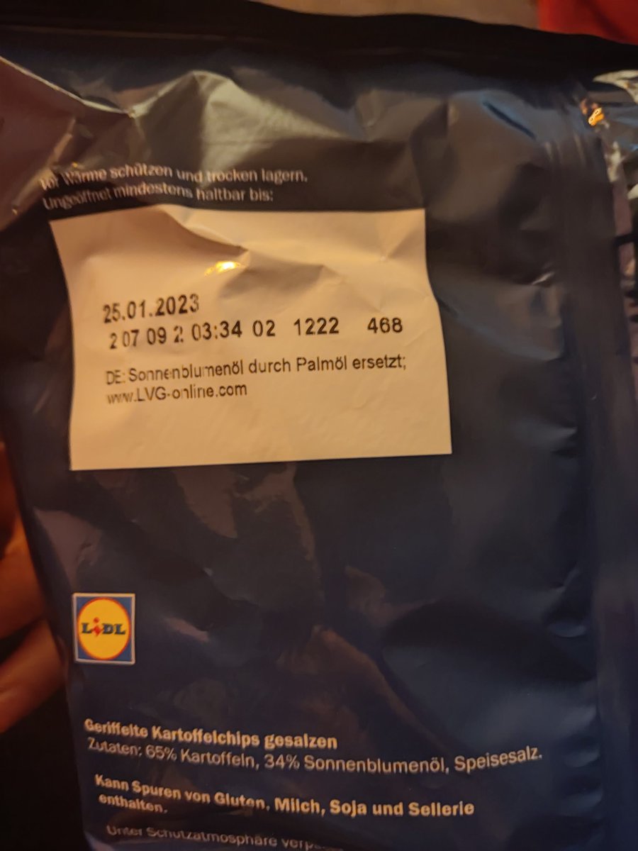 mkress's tweet photo. Ist das ein schlechter Witz "Sonnenblumenöl durch Palmöl ersetzt"????  #lidl #inhaltsangaben #Kundentäuschung #palmöl #chips @lidl https://t.co/nYe3Rz6nnn