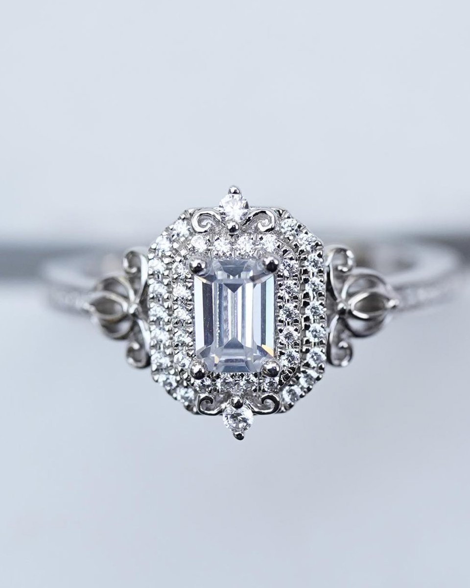 jennvellcs's tweet photo. Your fairy tale love story begins with the princess-perfect details of an Enchanted Disney engagement ring. This gorgeous ring features an exceptional diamond design inspired by Cinderella.✨ #PeoplesEmployee #LovePeoples #EnchantedDisneyFineJewelryCollection https://t.co/oK1BhWmFcd