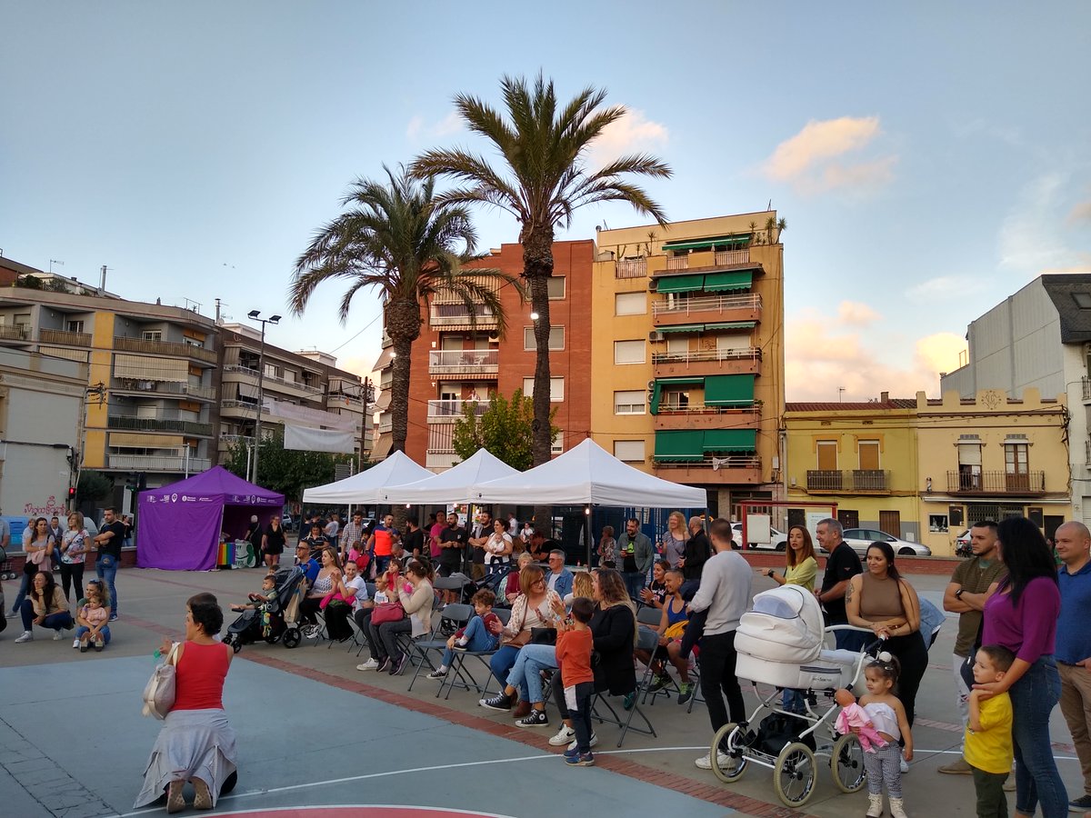😍Preciosa vesprada celebrant la tornada de les Festes del Trèvol!☘️ On les més petites/ts han pogut gaudir creant les seves propies manualitats🎨 i de l'increïble espectacle de màgia🧙 d'en <a href="/MagKenai/">Mag Kenai Ilusionist</a> L'enhorabona Associació de veïns/es de El Trèvol per l'èxit i l'organització!💜