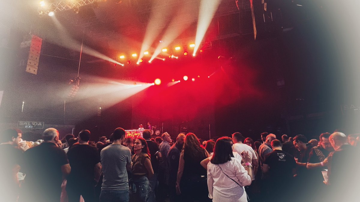 jorgemaillo's tweet photo. en @WiZinkCenter  mientras esperamos a @Loquillo ,  musicon  con @RockNights https://t.co/8ZIFhMcLsB