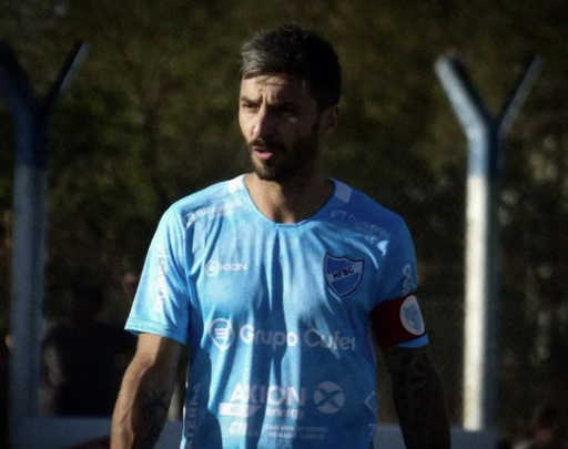 MDePasesArg's tweet photo. 👀 No lo pusimos porque es bastante conocido que juega ahí, pero lo agregamos. Nacho Scocco, ex #Rier y #Newells, juega en el club de su pueblo, Hughes FC de Santa Fe. A mitad de año habían presentado a Denis Rodriguez, ex Newell's, pero jugó un solo partido. https://t.co/Ly7nXQyZPd