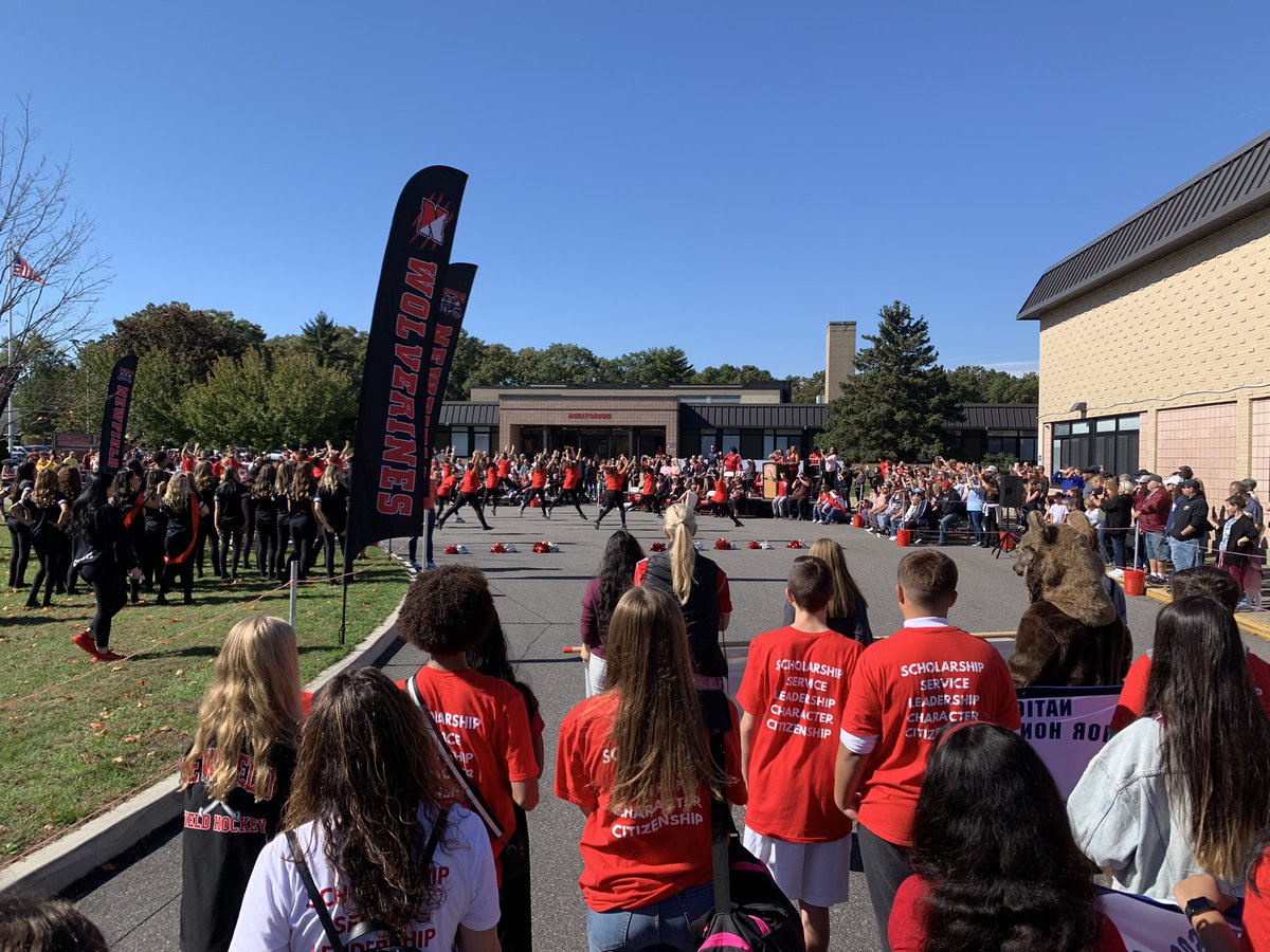 SilkowitzHMSAP's tweet photo. Homecoming parade! #mccsd https://t.co/C8pu6lSv60
