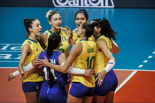 Fatorshop's tweet photo. Final do Mundial de vôlei feminino Brasil x Sérvia

Avante Brasil, atacando e bloqueando as sérvias!💪🏐 https://t.co/DG2JjWSk54