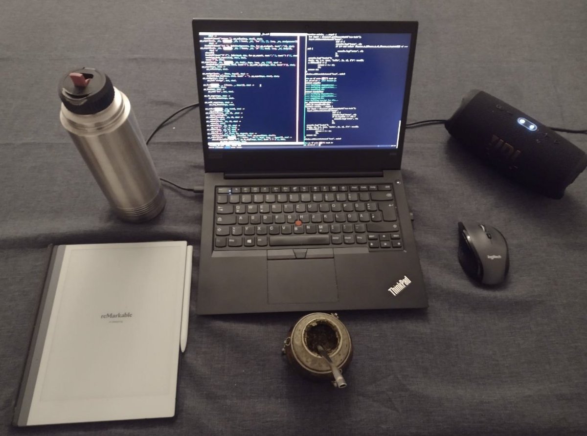 spawnfest's tweet photo. @warianoguerra sharing his setup. @filipevarjao commenting on knowing of a judge that also loves maté.
#spawnfest2022 rocks #WeBeamTogether https://t.co/dLDeZYVPt1