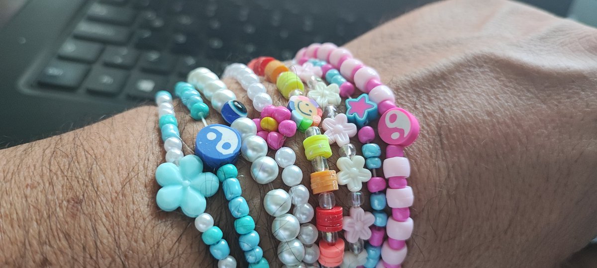 ¿Qué saben ustedes de pulseras si no tienen una hija y una sobrina que hacen y venden pulseras?