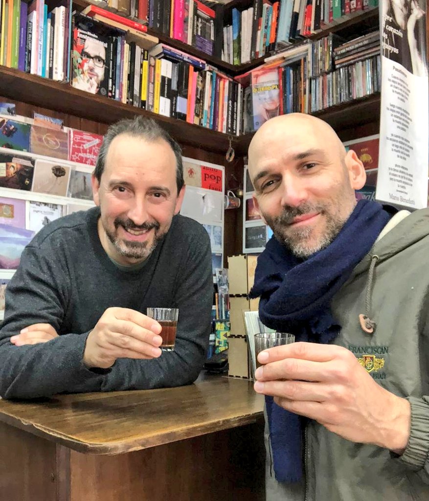 LeoSMattiauda's tweet photo. Luego de más de una década nos reencontramos con @marceloezquiaga allá en 2011 llegó con #Samalea para tocar en @pocitoslibros
Gran cantautor que tiene colaboraciones con @julietav @k_Johansen #rubenalbarran #MartinBuscaglia y @Moreno_Veloso Está en Mvd para el #OrigamiMusicFest https://t.co/AxY1QAcbE3