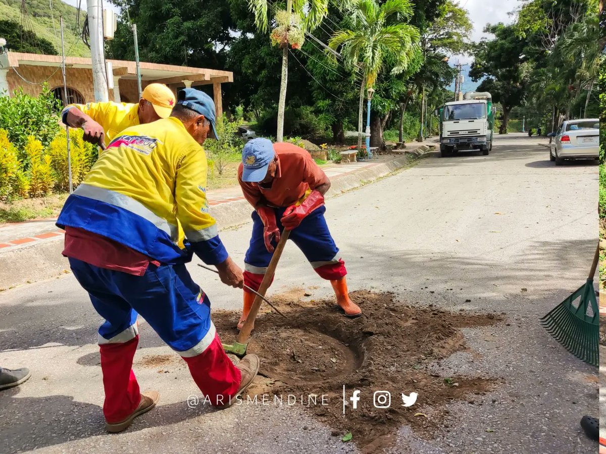 Arismendi_NE's tweet photo. El trabajo sigue en la calle. 
Los equipos de #Sanear  junto con los guerreros de la Casa de los Servicios lograron descongestionar la red de aguas servidas y pozos del sector El Copey.
Un trabajo en equipo que sigue haciendo brillar a Arismendi ☀️
#15Oct #PoestasDePazEnVenezuela https://t.co/b4y2wzHiEC