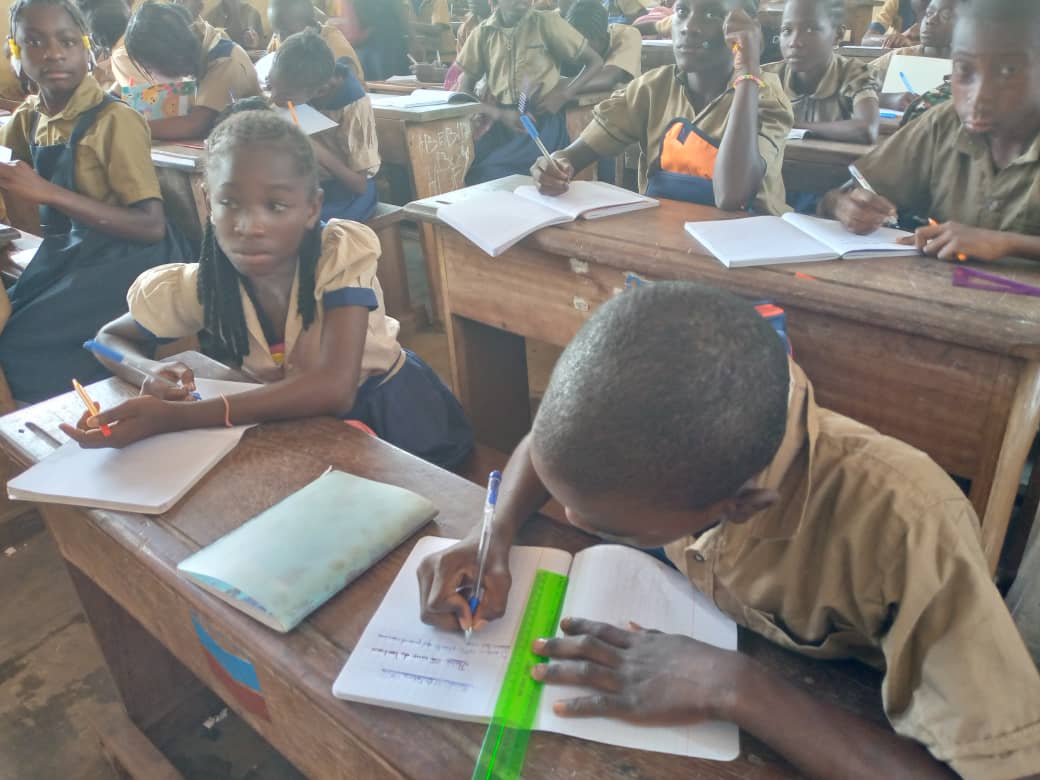 AideOrphelin's tweet photo. Très heureux d'avoir des nouvelles des élèves du CAM de Pointe-Noire 😁

L'année scolaire commence bien grâce à vos dons 😍

N'hésitez pas à rejoindre l'aventure en cotisant ou en donnant ponctuellement.

Et à demain pour les gourmands du côté de Bastia 😅 https://t.co/fJNr7GGMEo