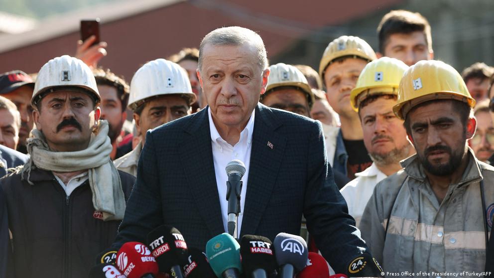 NicolasMaduro's tweet photo. Desde Venezuela nos solidarizamos con el pueblo de Türkiye y nuestro amigo, el Presidente Recep Tayyip Erdoğan, por la lamentable tragedia producida por la explosión de la mina en Bartin, que dejó lamentablemente pérdidas humanas. Mis condolencias y abrazos a los familiares. https://t.co/NkwBnKiJwD