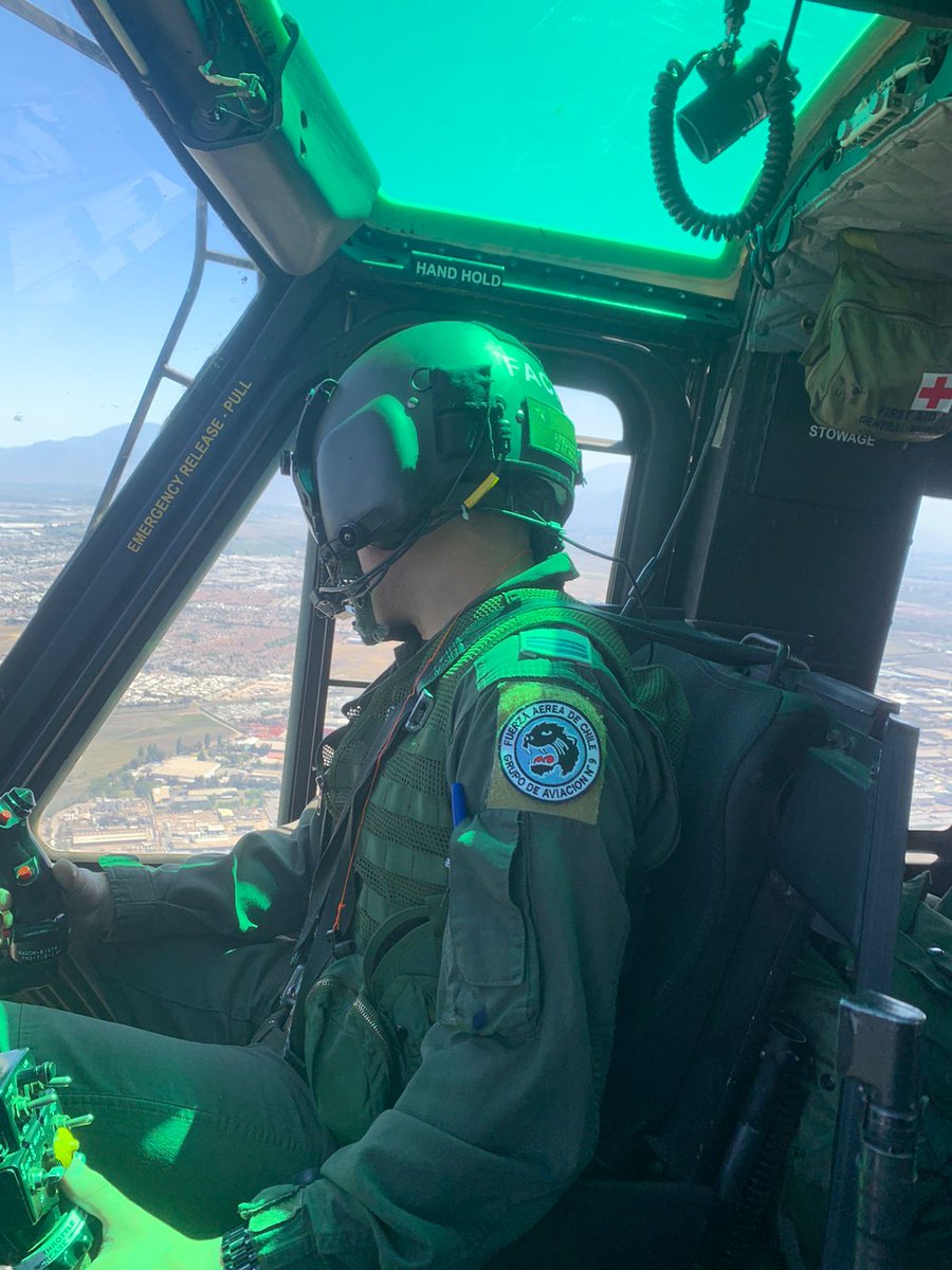 FACh_Chile's tweet photo. ¡Exitoso rescate!
Comandos de Aviación PARASAR #FACh, en un 🚁Bell UH-1H, efectuaron esta tarde la evacuación aeromédica del piloto de aeronave caída en las cercanías del Aeródromo La Victoria, en #Colina, para ser trasladado por @SAMUMetropolita a un centro hospitalario. https://t.co/nTFeeDsKLh